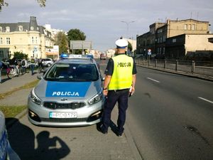 Policjant patrolujący ulice.