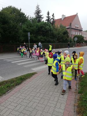 Dzieci przekraczają ulicę.