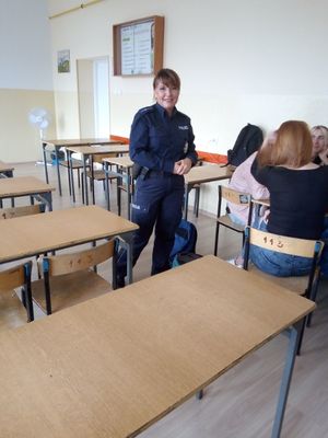 Policjantka na zajęciach z uczniami.