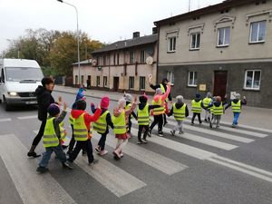 Dzieci przekraczają przejście na ulicy.