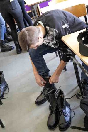 Uczeń przymierza buty służbowe