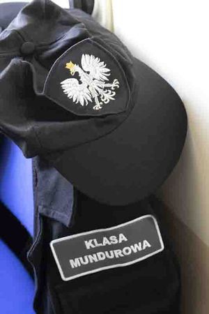Widoczna czapka i koszulka klasy mundurowej