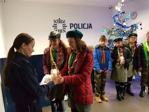 Uczniowie podarowali policjantom światełko