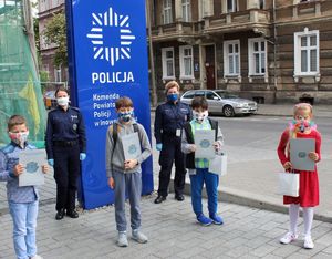 Zdjęcie dzieci z policjantkami