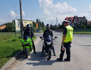 Policjant rozmawia z motocyklistami
