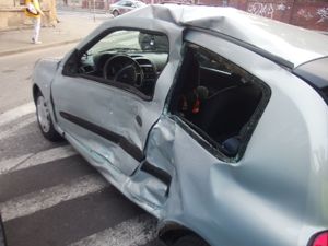 Uszkodzony samochód marki Renault