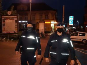 Patrol policyjny idzie ulicami miasta