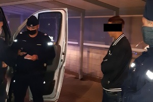Policjanci legitymują mężczyznę w związku z brakiem zakrytych ust i nosa